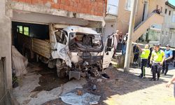 Feci Kaza...Belediyenin Hafriyat Kamyonunun Freni Boşaldı, Duvarlara Çarparak Garaja Girdi