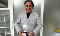 Zeki Günalp'e YILIN DİŞ HEKİMİ Ödülü
