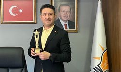 Sezer Köroğlu'na YILIN İLÇE BAŞKANI Ödülü