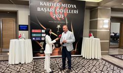 Vedat Öztürk'e 'YILIN İLÇE BELEDİYE BAŞKANI' Ödülü