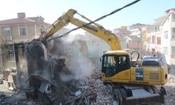 KDZ. EREĞLİ’DE METRUK BİNA YIKILDI