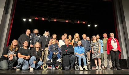 Özel Oyunculardan Unutulmaz Gece: “Otogargara” Ayakta Alkışlandı