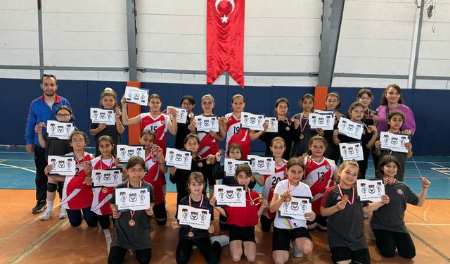 DEVREK BELEDİYESPOR MİNİK KIZ VOLEYBOL TAKIMI 1.OLDU