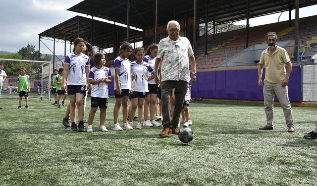 BAŞKAN POSBIYIK, ROMAN ÇOCUKLARLA SAHAYA İNDİ