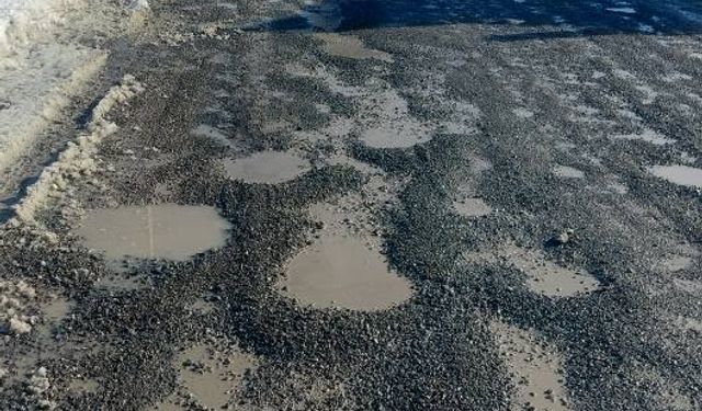 İL GENEL MECLİS ÜYESİ UTANDI; YOLLAR KÖSTEBEK YUVASI