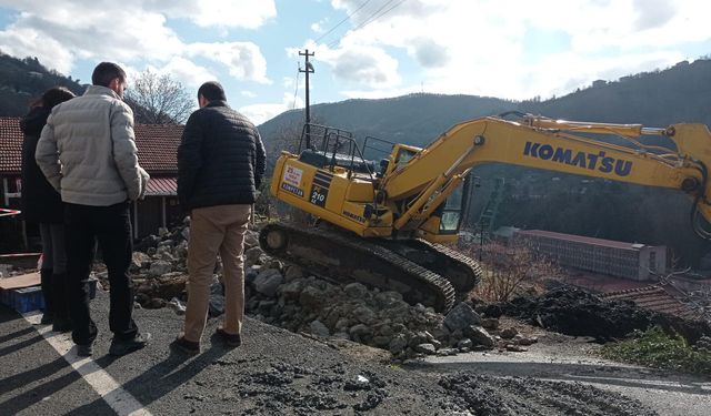 Kozlu’da Heyelandan Zarar Gören Yolda Çalışmalar Sürüyor