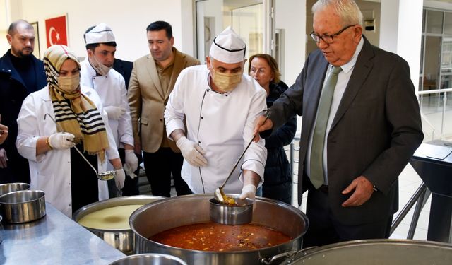 BİN KİŞİYE SICAK YEMEK BİN AİLEYE GIDA KOLİSİ