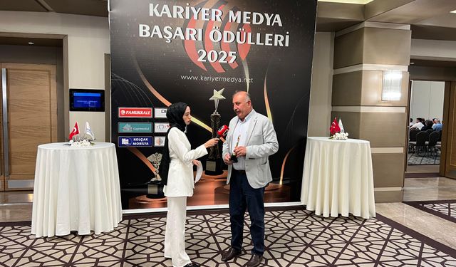 Vedat Öztürk'e 'YILIN İLÇE BELEDİYE BAŞKANI' Ödülü