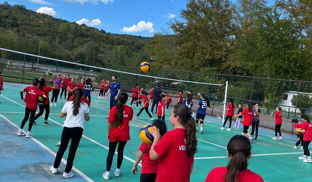 Devrek Eğitim Gücü Voleybol Takımı Beton Zeminde Antrenman Yapmaya Mahkum Edildi
