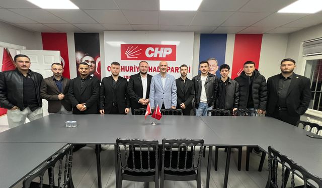 CHP’ye Genç Katılımlar Devam Ediyor: İl Başkanı Devrim Dural Rozet Taktı