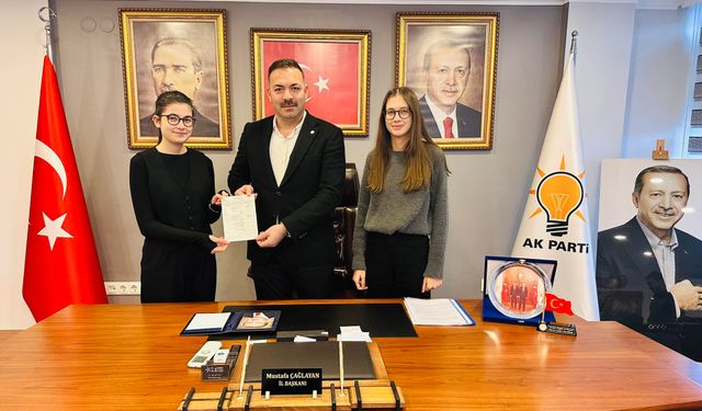 Gençler Akın Akın AK Parti'ye Üye Oluyor