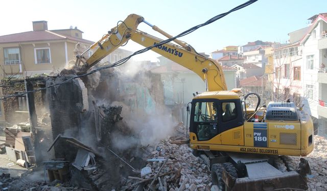 KDZ. EREĞLİ’DE METRUK BİNA YIKILDI