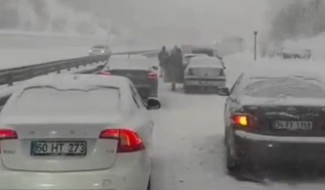 Aşırı Kar Yağışı Ereğli–Zonguldak Yolunu Kapattı: Yolcular Terminalde Mahsur Kaldı