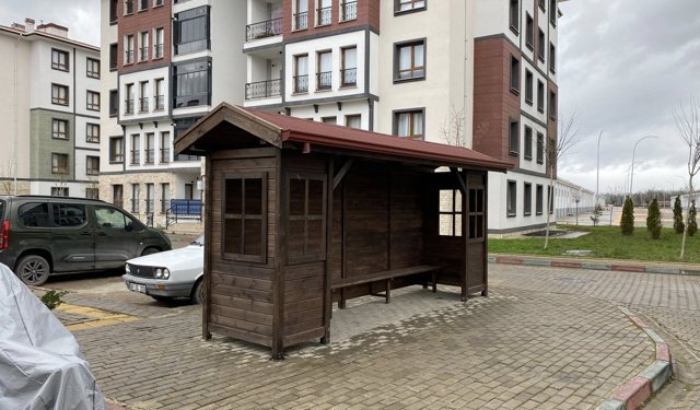 BAKACAKKADI’DA OTOBÜS DURAKLARI YENİLENİYOR