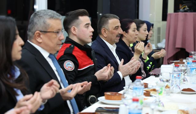 Emniyet Mensuplarıyla Aynı Sofrada