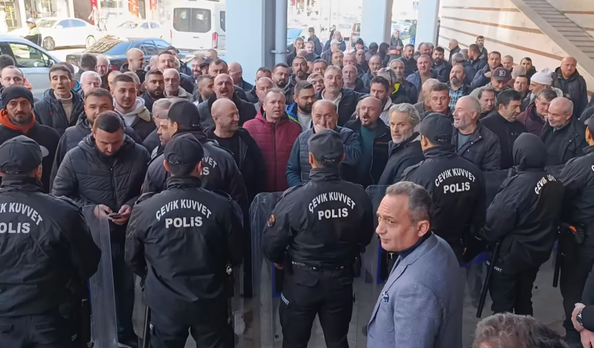 Belediyenin Önü Karıştı; 'Başkan İstifa, Korkak Başkan' Sesleri Yükseldi