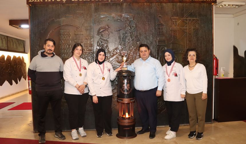 KUPAYI GENEL BAŞKAN YEŞİL’E GÖTÜRDÜLER