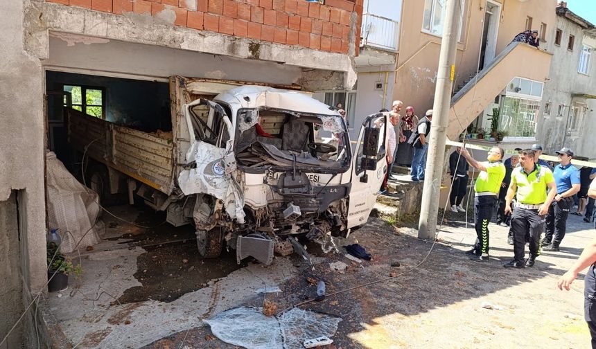 Feci Kaza...Belediyenin Hafriyat Kamyonunun Freni Boşaldı, Duvarlara Çarparak Garaja Girdi