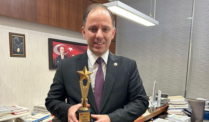 Deniz Yavuzyılmaz'a YILIN MİLLETVEKİLİ Ödülü