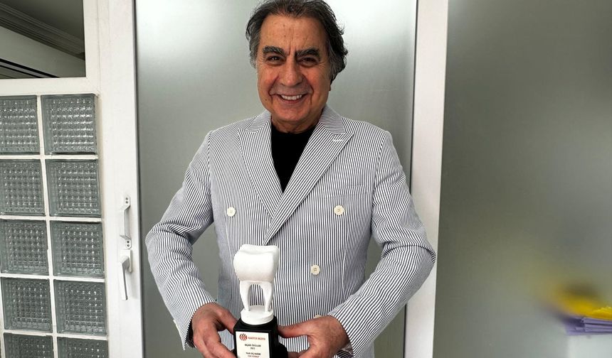 Zeki Günalp'e YILIN DİŞ HEKİMİ Ödülü
