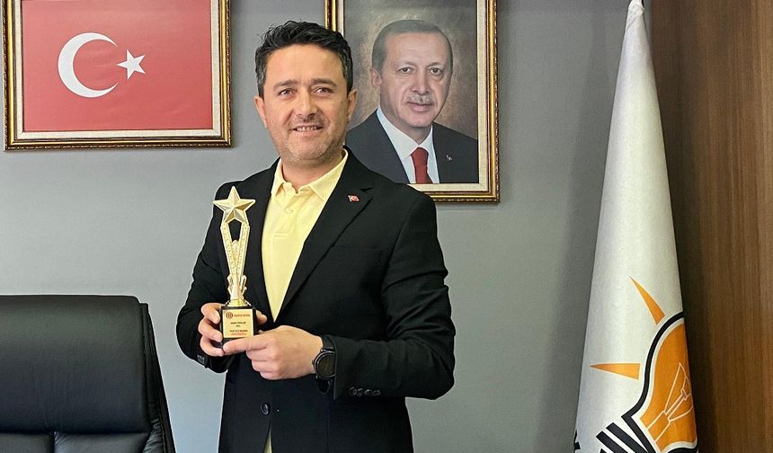 Sezer Köroğlu'na YILIN İLÇE BAŞKANI Ödülü