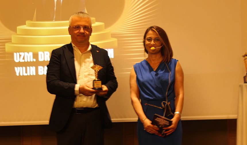 Hasan Tosun'a YILIN BAŞHEKİMİ Ödülü