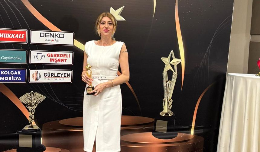 Simge Kırlı'ya YILIN KADIN PROGRAM MODERATÖRÜ Ödülü