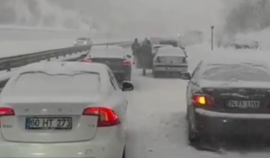 Aşırı Kar Yağışı Ereğli–Zonguldak Yolunu Kapattı: Yolcular Terminalde Mahsur Kaldı