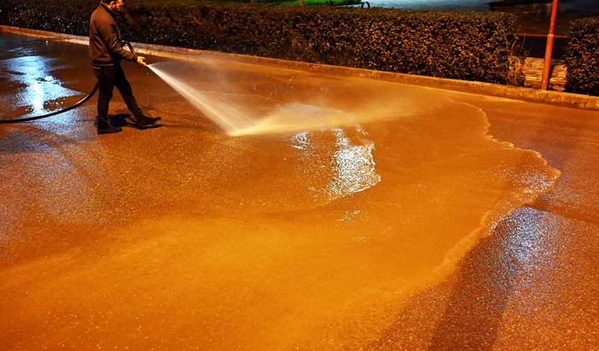 HER GECE YOLLARDAN ÇAMUR TEMİZLENİYOR