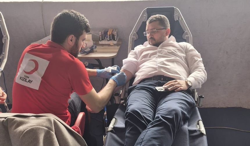 İlçe Başkanı Kan Verdi