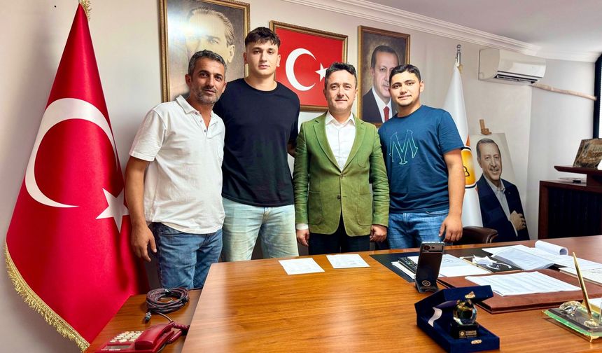 18 YAŞINI DOLDURDULAR, İLK İMZAYI AK PARTİ’YE ATTILAR